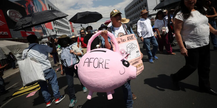 CNTE rechaza aumento salarial de 8.2 % a maestros