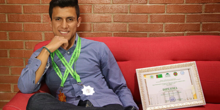 El mexicano Héctor García se erige como bicampeón mundial en matemáticas