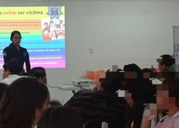 Alumnos y maestros de la Escuela General Número 1 reciben a personal de Programas Preventivos