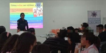 Alumnos y maestros de la Escuela General Número 1 reciben a personal de Programas Preventivos