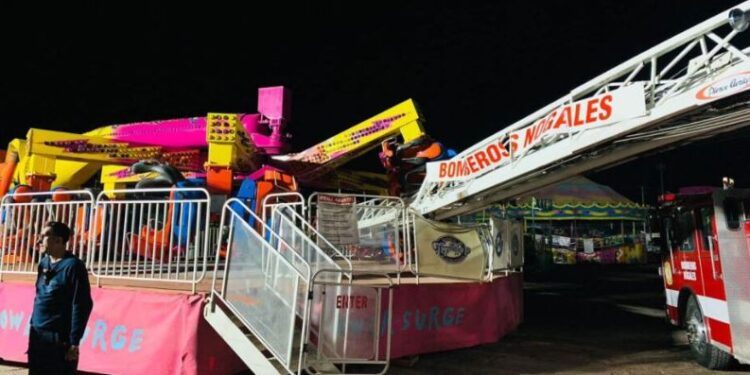 Juego mecánico se desploma en Nogales, Sonora; hay 3 heridos