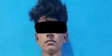 Agentes de la Policía detienen a un hombre por la probable participación en el delito de violencia familiar