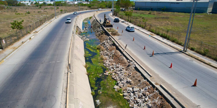 Inicia obra de reposición de lozas de concreto en el canal pluvial de la avenida Santa Rosa