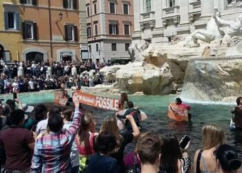 Italia: pintan de negro el agua de la Fontana di Trevi para protestar por las inundaciones