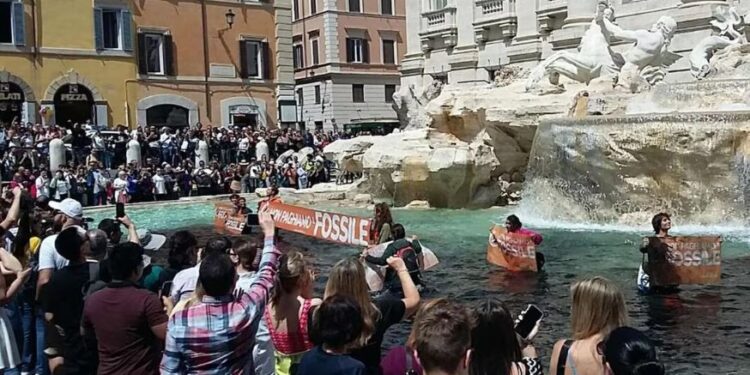 Italia: pintan de negro el agua de la Fontana di Trevi para protestar por las inundaciones