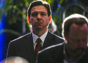 AMLO pide a hispanos no votar por Ron DeSantis en EE.UU.