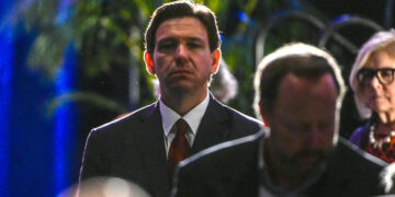 AMLO pide a hispanos no votar por Ron DeSantis en EE.UU.