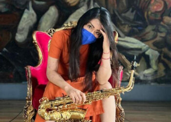 Saxofonista oaxaqueña denuncia amenazas a su padre; pide apoyo en redes sociales