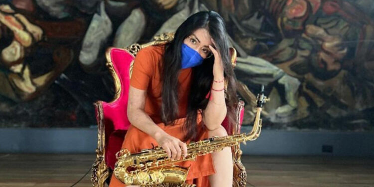Saxofonista oaxaqueña denuncia amenazas a su padre; pide apoyo en redes sociales