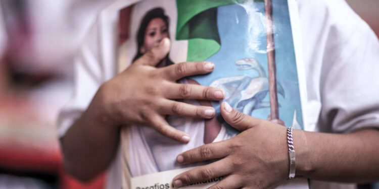 Critica AMLO que “están lloviendo amparos” contra nuevos libros de texto