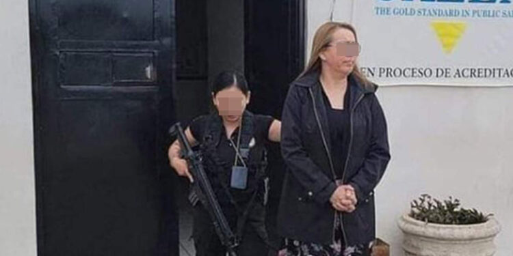 Detenida y escoltada como narco por no ponerle el lonche al marido