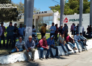 Cumplen amenaza, productores toman PEMEX en Culiacán