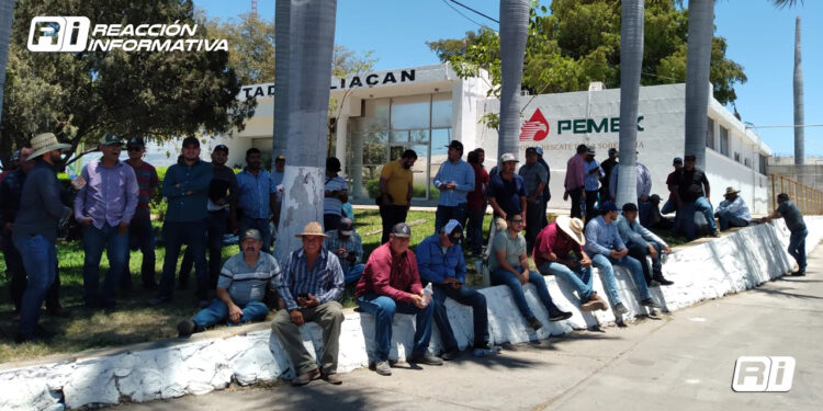 Cumplen amenaza, productores toman PEMEX en Culiacán