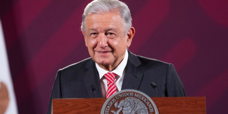 López Obrador defiende su derecho a la pensión de adulto mayor; “ya me corresponde”