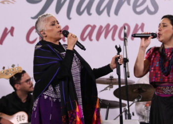 López Obrador felicita y regala concierto a las madres en su día