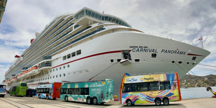 Llegó el crucero turístico Carnival Panorama