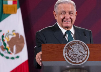 En el Día del Maestro, AMLO anuncia aumento salarial de 8.2% a trabajadores de la educación