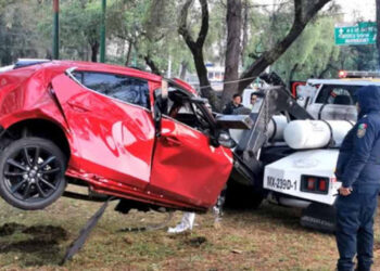 ¡Más que rápido y furioso! Parte en dos su auto y se mata en CDMX