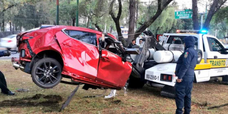 ¡Más que rápido y furioso! Parte en dos su auto y se mata en CDMX