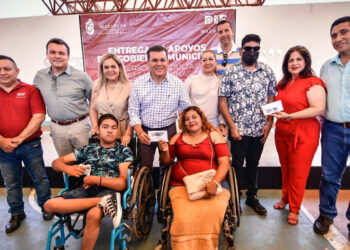 Entregan Sistemas DIF Mazatlán y Gobierno Municipal apoyos económicos a personas con discapacidad