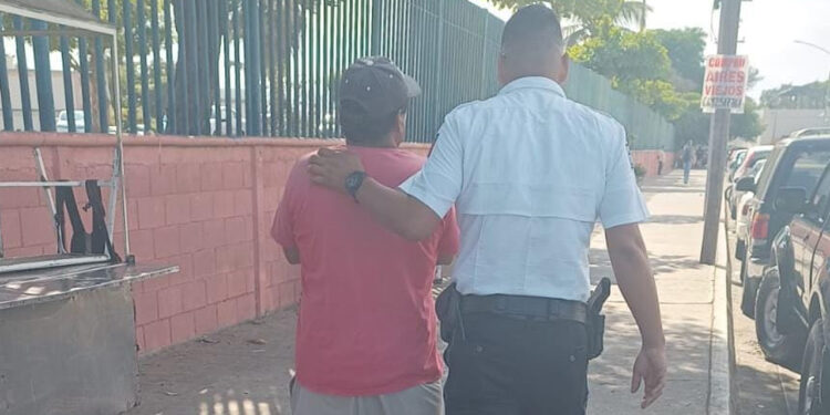 Agentes de la Policía Municipal detienen a un hombre por causar actos de molestia en la vía pública