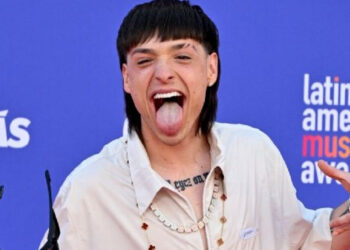 Peso Pluma recibe críticas por una mala higiene bucal, le piden que sea más limpio