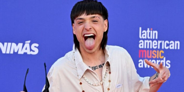 Peso Pluma recibe críticas por una mala higiene bucal, le piden que sea más limpio