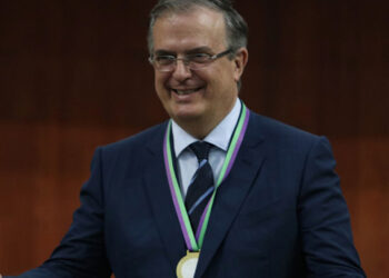 Ebrard pide a gobernadores no adelantarse y tomar partido por ‘corcholatas’ de Morena