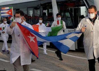 Hay 700 médicos cubanos trabajando en México: López Obrador