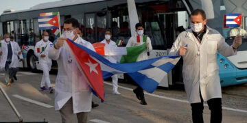 Hay 700 médicos cubanos trabajando en México: López Obrador