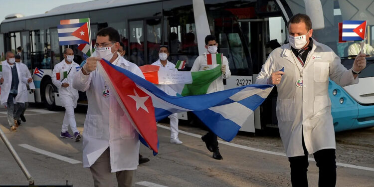 Hay 700 médicos cubanos trabajando en México: López Obrador