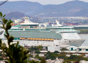 Llegó a Mazatlán el crucero turístico Navigator of the Seas con 5,051 visitantes