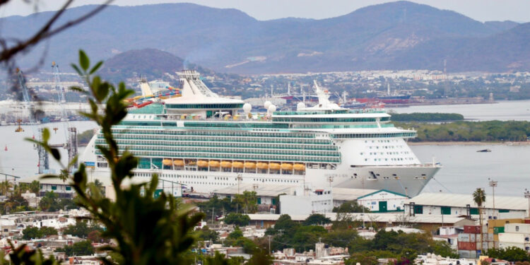 Llegó a Mazatlán el crucero turístico Navigator of the Seas con 5,051 visitantes
