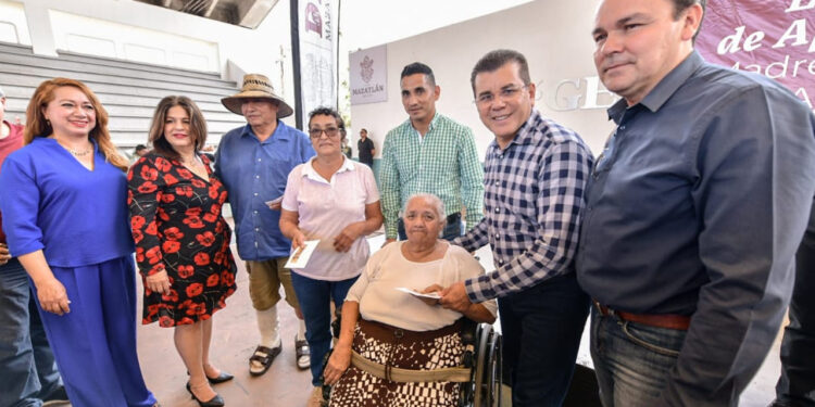 Entregan Gobierno Municipal y Sistema DIF Mazatlán recursos del Programa de Apoyo Económico a Madres Solteras y a Personas Adultas Mayores