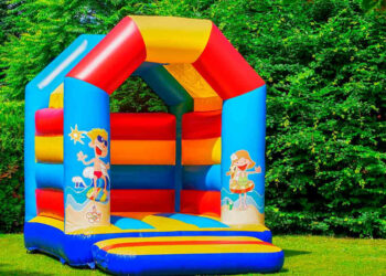 Cinco niños heridos luego de que castillo inflable saliera volando en España