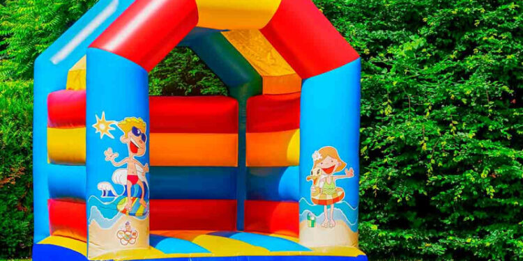 Cinco niños heridos luego de que castillo inflable saliera volando en España