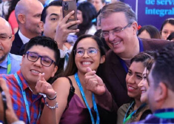 Ebrard se burla de la oposición: ‘hay unos que siempre llegan tarde’