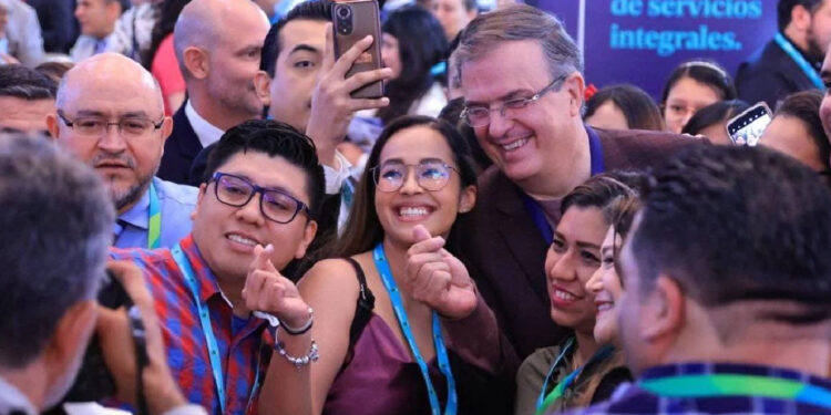 Ebrard se burla de la oposición: ‘hay unos que siempre llegan tarde’