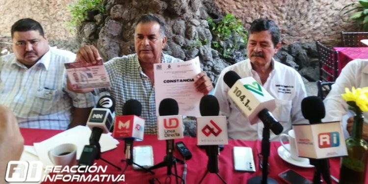 Alrededor de 600 taxistas locales están apunto de desaparecer porque Uber y Didi acaparan mercado: Flavio Rolando Ibarra