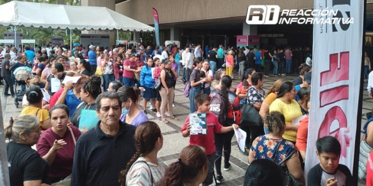 Asisten culiacanenses a las Jornadas del Bienestar