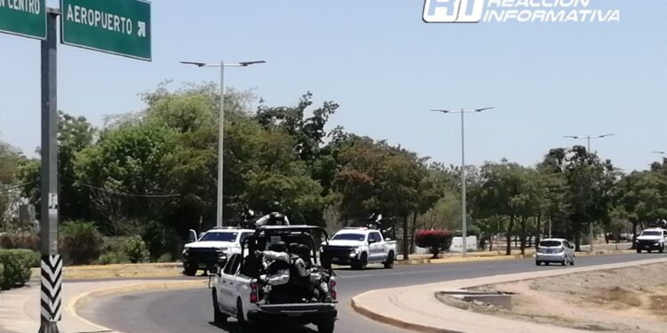 Refuerzan Guardia Nacional y Policía Estatal entrada del aeropuerto internacional de Culiacán ante movilización de productores