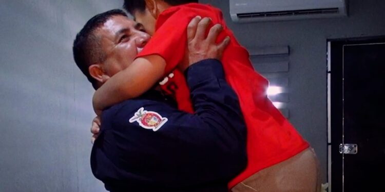 Lorenzo es Policía y Padre, orgullosamente de la Policía