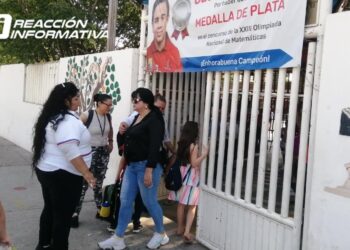 Padres de familia y maestros denuncian acoso laboral y mala administración en la escuela primaria Ángel Flores en Culiacán