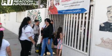 Padres de familia y maestros denuncian acoso laboral y mala administración en la escuela primaria Ángel Flores en Culiacán
