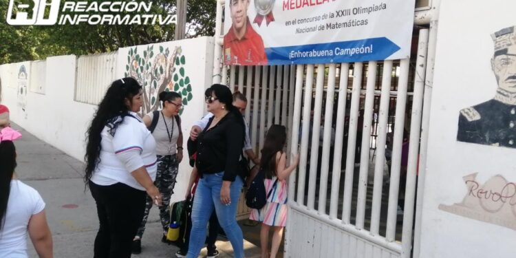 Padres de familia y maestros denuncian acoso laboral y mala administración en la escuela primaria Ángel Flores en Culiacán