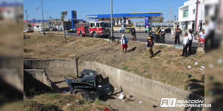 Auto compacto choca contra luminaria y se va al fondo de canal pluvial