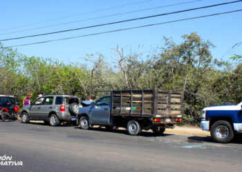 Carambola entre tres vehículos, deja solamente daños materiales