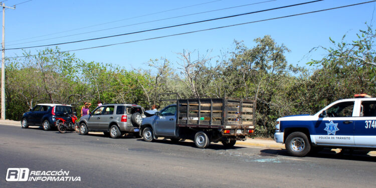 Carambola entre tres vehículos, deja solamente daños materiales