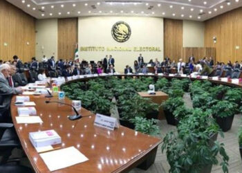 Inicia reunión de INE con AMLO en Palacio Nacional