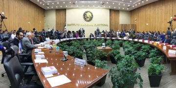 Inicia reunión de INE con AMLO en Palacio Nacional